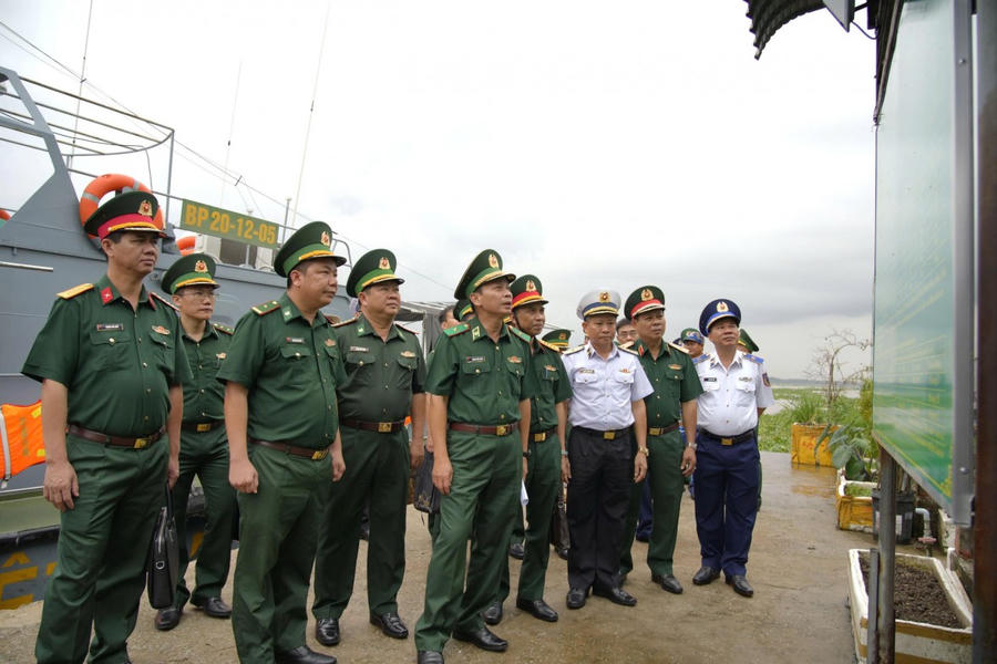 Thiếu tướng Hoàng Hữu Chiến, (hàng đầu thứ 3 từ phải qua) Phó Tư lệnh, Tham mưu trưởng Bộ đội Biên phòng, Ủy viên Ban Chỉ đạo Bộ Quốc phòng về phòng, chống khai thác IUU trưởng đoàn kiểm tra, nắm tình hình tàu cá tại trạm kiểm soát Biên phòng Kênh Dài.
