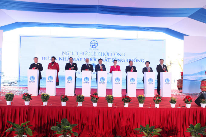 Ông Nguyễn Đức Chung - Chủ tịch UBND TP cùng các vị quan khách bấm nút khởi công nhà máy nước mặt sông Đuống