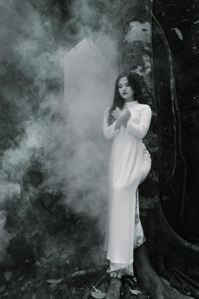 Người đẹp gây sốt với loạt ảnh cô đơn trong rừng