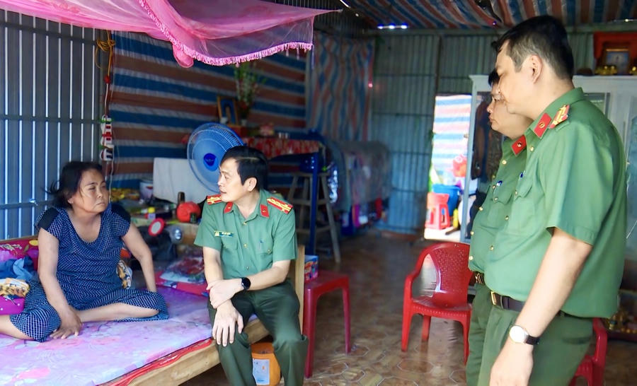 Đại tá Hồ Việt Triều - Ủy viên BTV Tỉnh ủy, Giám đốc Công an tỉnh Bạc Liêu, trực tiếp khảo sát các hộ dân thuộc diện 700 căn nhà do Bộ Công an hỗ trợ.