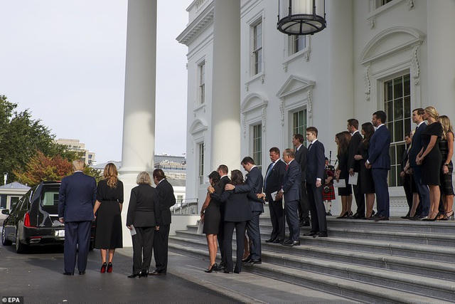 Ông Robert từng là phó chủ tịch điều hành của tập đoàn Trump, đảm nhiệm việc điều hành chuỗi sòng bài của tập đoàn này tại thành phố Atlantic, bang New Jersey. Ông là một trong 4 anh chị em của Tổng thống Trump, bao gồm người anh trai quá cố Fred Trump, Jr.