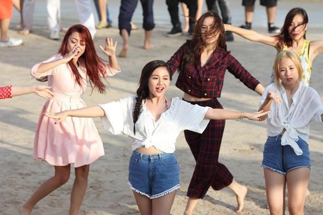Khác với một Văn Mai Hương cách đây 5 năm khi nổi bật với bản hit “Nếu như anh đến” hay "Monalisa", Văn Mai Hương ngày hôm nay quyến rũ hơn nhiều về ngoại hình và cũng thật tự tin trước ống kính. Đó là một cô gái thật sự tự tin về bản thân và nghề nghiệp.
