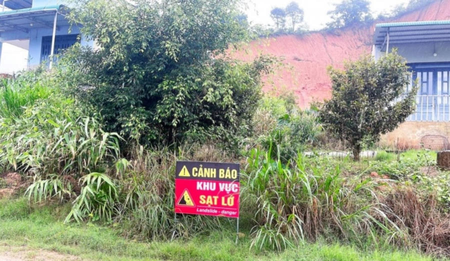 Một biển cảnh báo sạt lở tại huyện Đạm Rông. Ảnh: K.P