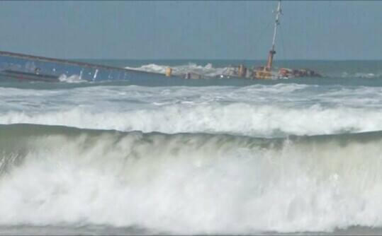 Tàu bị sóng đẩy chỉ cách bờ biển Thuận An khoảng hơn 100m.