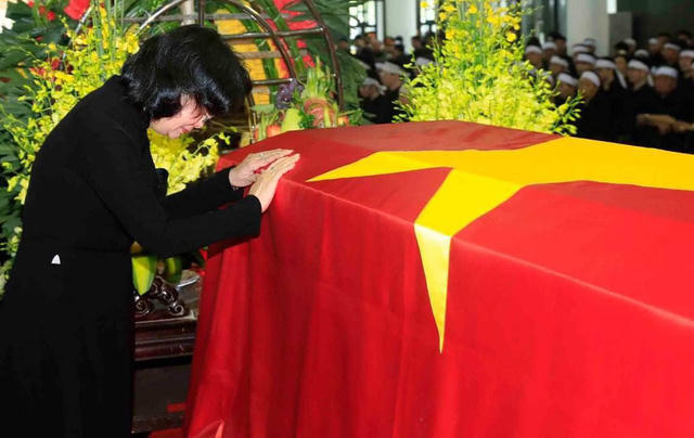 Quyền Chủ tịch nước Đặng Thị Ngọc Thịnh xúc động bên linh cữu.