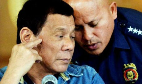 Tổng Giám đốc Cảnh sát Quốc gia Philippines Ronald Dela Rosa (phải) và Tổng thống Rodrigo Duterte. (Ảnh: Reuters)