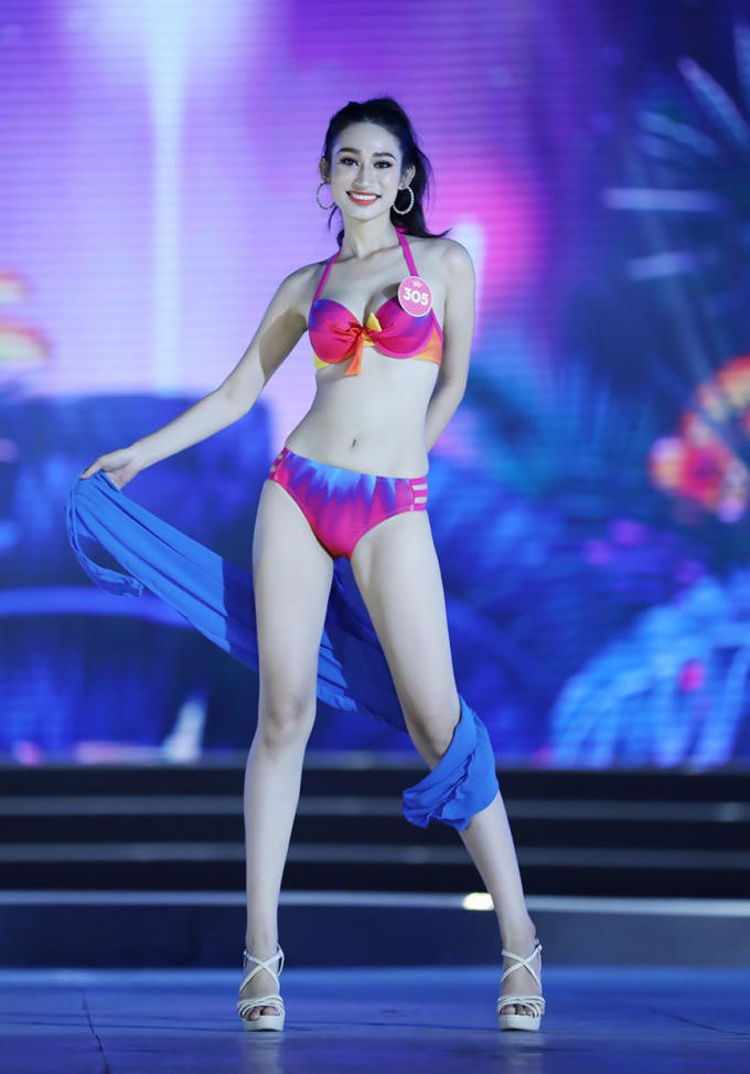Thí sinh Phan Thị Diễm Trinh (SBD 305), sinh năm 1999, cao 1m66, số đo ba vòng: 82 – 59 – 89.