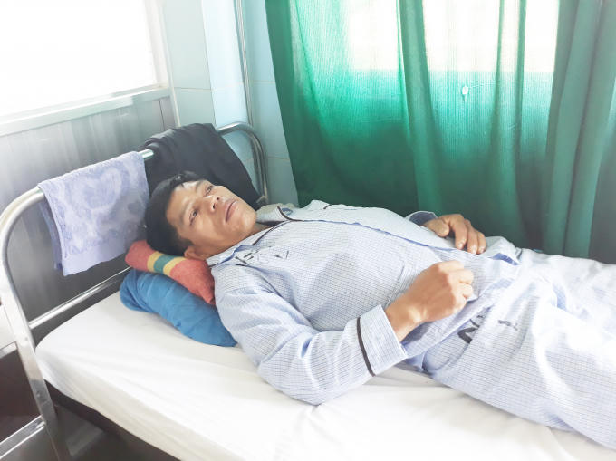 Ông Phương ( người bị hành hung, ép ghi giấy nợ) đang được điều trị tại Trung tâm y tế huyện Đức Trọng.