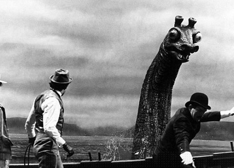 (Hình ảnh tái hiện lại sự xuất hiện của quái vật hồ Loch Ness).