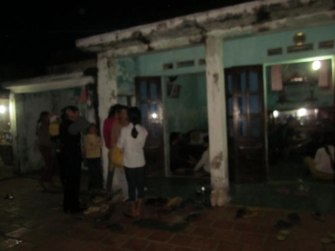 Bà con lối xóm đến thăm hỏi, động viên Tân và gia đình