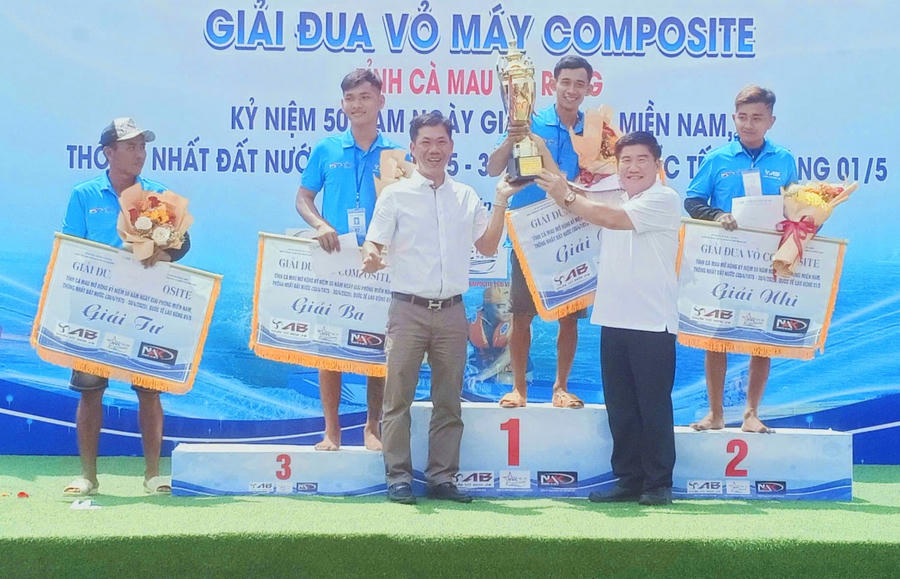 Ông Nguyễn Phương Đông, Trưởng Ban Văn hóa - Xã hội HĐND tỉnh Cà Mau (bên phải), trao giải Nhất cho vận động viên.