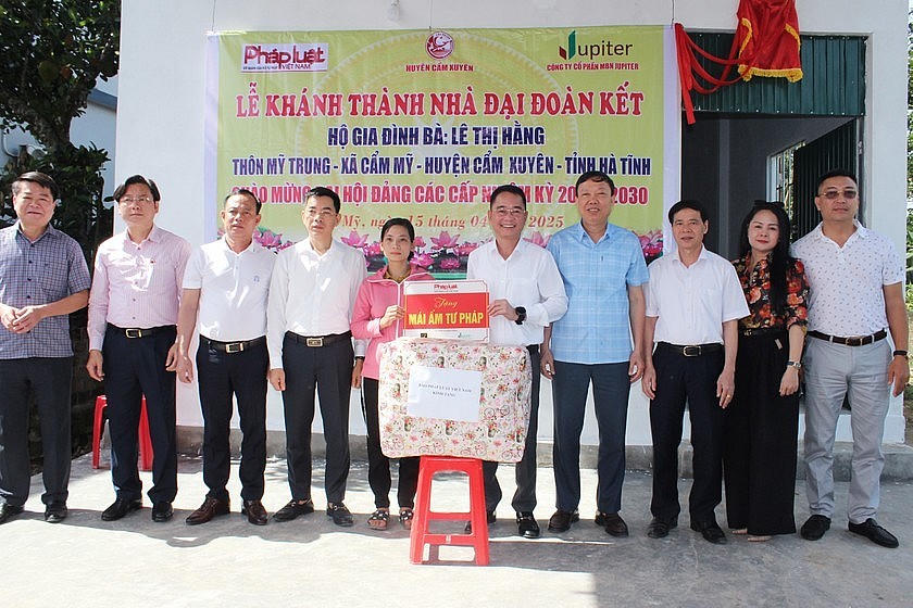 Đoàn công tác thực hiện nghi thức trao tặng "mái ấm tư pháp" cho chị Lê Thị Hằng (trú thôn Mỹ Trung, xã Cẩm Mỹ, huyện Cẩm Xuyên).