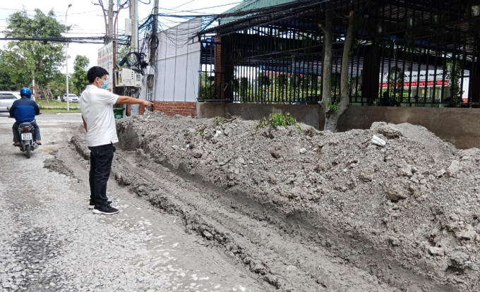 Ông V.V.PH. đã tự ý cho xe đổ đất, chất thành đống dọc theo một bên góc của con hẻm, gây ảnh hưởng việc đi lại của người dân khu này.