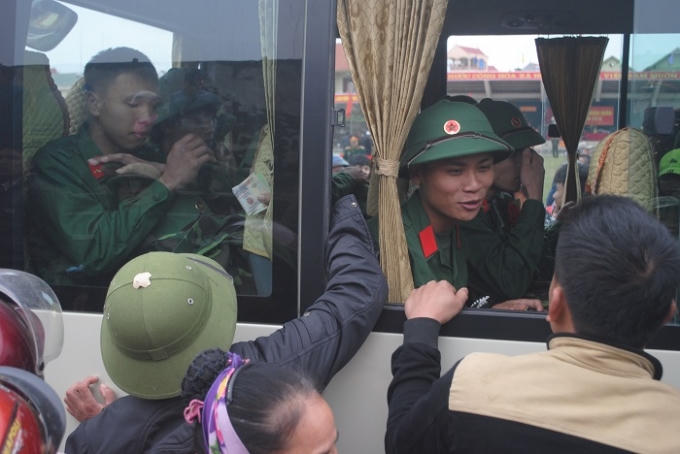 Bịn rịn giờ phút xa nhau. (Ảnh Duy Ngợi).