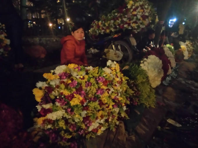 Mỗi điểm bán hàng một loại hoa khác nhau tạo cho chợ hoa đêm đầy màu sắc.