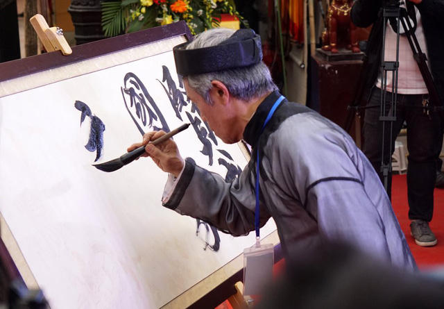 Ông đồ Trần Quốc Chí vinh dự là người khai bút cho hội chữ xuân năm nay bằng câu chữ "Hiền tài quốc gia chi nguyên khí".