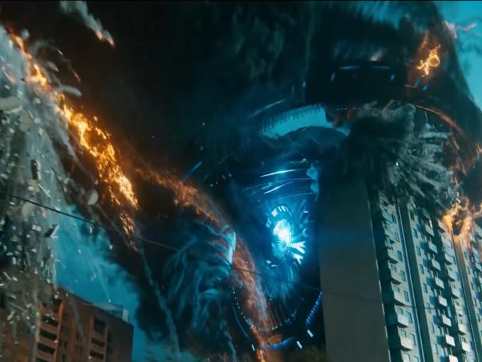 Vật thể lạ đâm sầm vào tòa nhà cao nhất thành phố