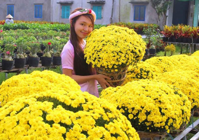 Làng hoa Sa Đéc thu hút rất nhiều người tới check – in, chụp ảnh Tết.