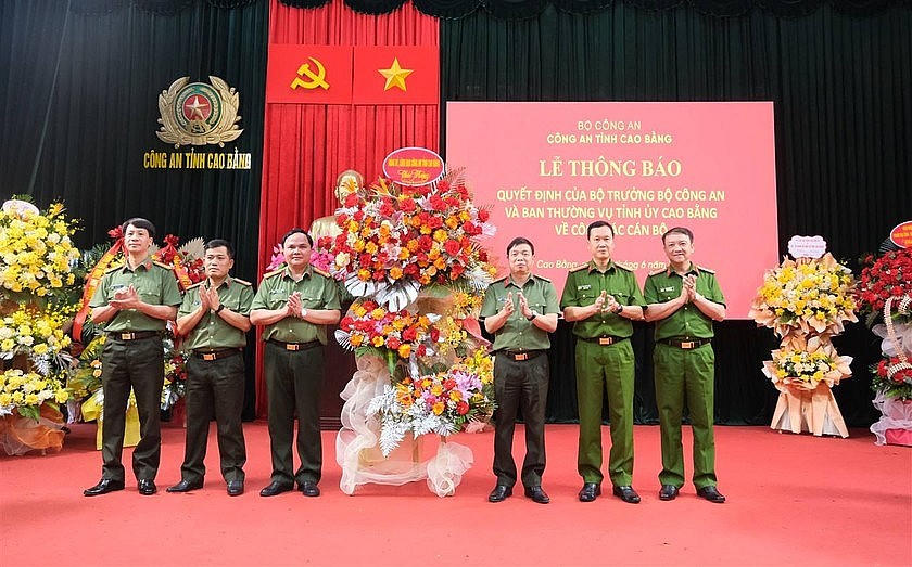 Lãnh đạo Công an tỉnh Cao Bằng tặng hoa chúc mừng tân Giám đốc Công an tỉnh Nguyễn Quang Vinh.