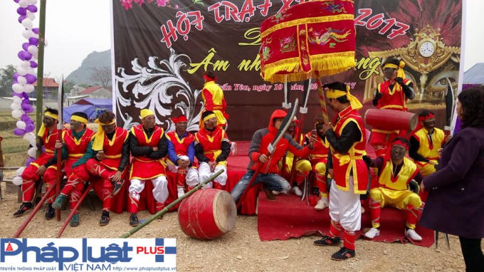 Lễ hội Ná Nhèm thường có tục hóa trang bôi nhọ mặt (giấu mặt, đổi họ). Ảnh HN.