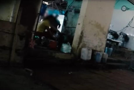 Khi hỏi về lọ bột này thì nhân viên cơ sở sản xuất im lặng. Ảnh: ANTV.