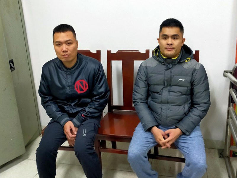 Hai đối tượng tại cơ quan công an.