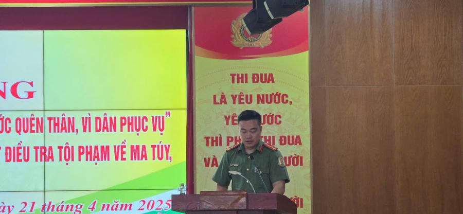 Thượng úy Nguyễn Văn Chiến – Bí thư chi đoàn Phòng quản lý xuất nhập cảnh phát biểu.