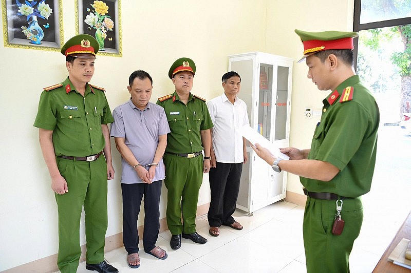 Công an tỉnh Phú Thọ đọc lệnh bắt giữ Đường Văn Thiết, Giám đốc Công ty TNHH Sản xuất và thương mại Athena Việt Nam.