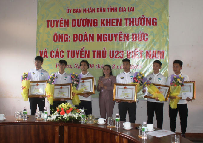 6 cầu thủ U23 Việt Nam thuộc biên chế CLB Hoàng Anh Gia Lai và chủ tịch Đoàn Nguyên Đức được nhận bằng khen của UBND tỉnh Gia Lai