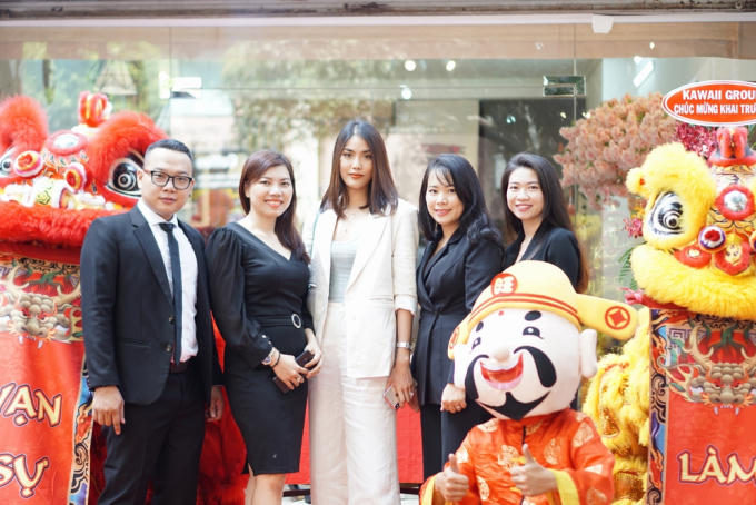 Lan Khuê diện vest trắng thanh lịch thu hút mọi sự chú ý trong ngày khai trương