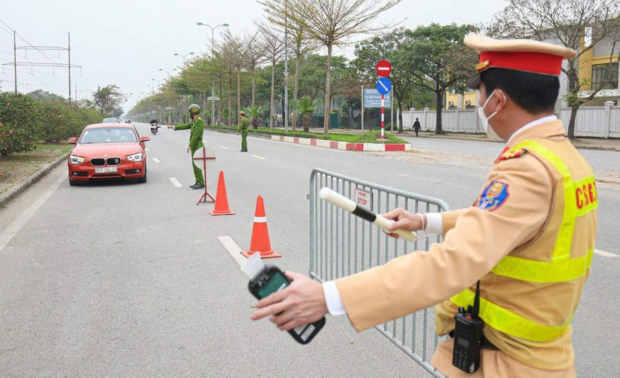 Việc dừng, kiểm soát phương tiện giao thông phải bảo đảm các yêu cầu theo quy định của pháp luật.