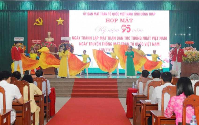 Văn nghệ chào mừng. Ảnh: Xuân Uyên