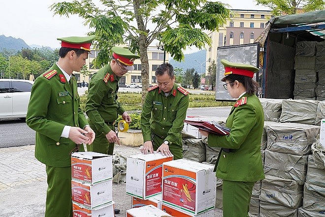 Lực lượng chức năng kiểm đếm số hàng hóa bị thu giữ tại Cơ quan Công an. (Ảnh: Công an Hà Giang).