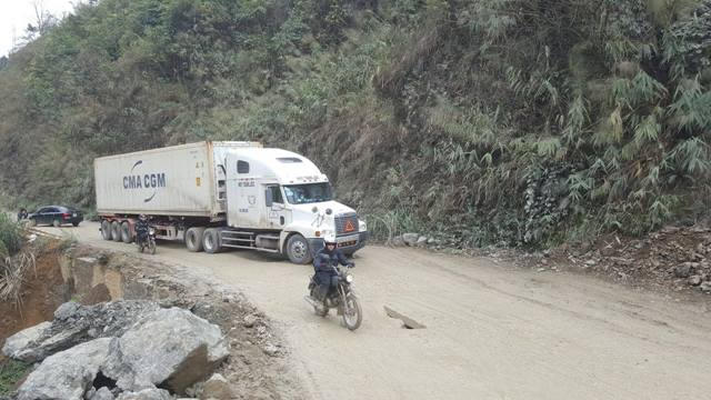 Số lượng lớn xe tải và xe container lưu thông khiến tuyến đường ngày càng xuống cấp.