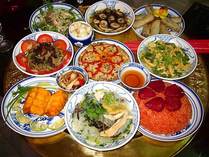 Đối với những gia đình không theo đạo phật thì mâm cỗ cúng gia tiên sẽ gồm các món mặn. Ảnh minh họa.