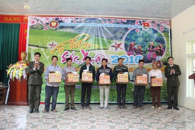 Thắm tình quân dân...