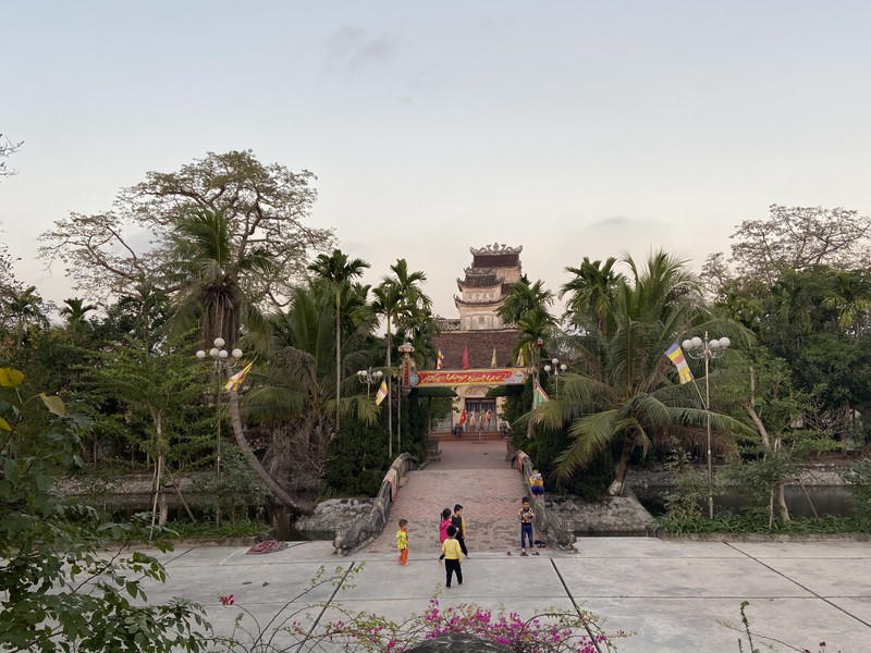 Lối vào chùa Cổ Lễ