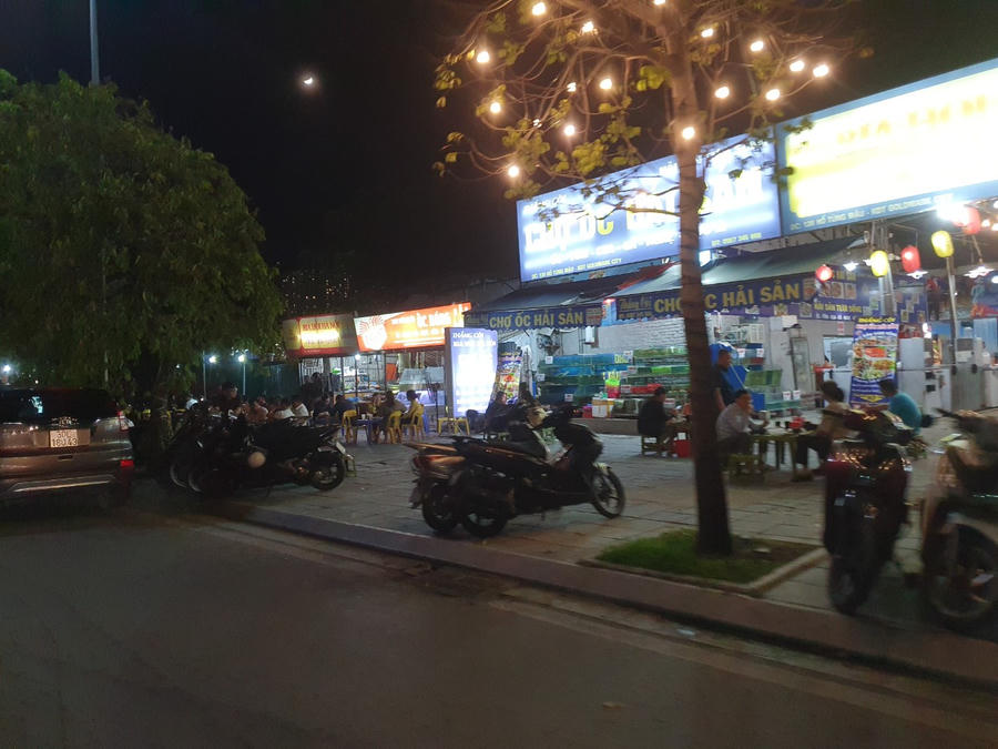 Vỉa hè, lòng đường ngõ 136 Hồ Tùng Mậu lối vào khu đô thị TNR đang bị xẻ thịt để làm nơi kinh doanh, buôn bán.