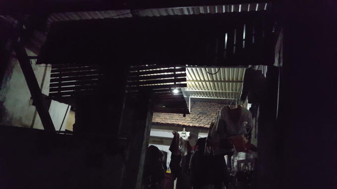 Ngôi nhà xập xệ với ngổn ngang đồ dùng cá nhân của gia đình chị Hải. Ảnh: Huy Trung