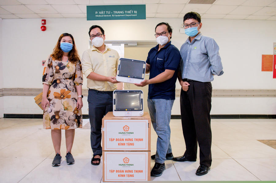 Các bác sĩ tại BV Nhi đồng Thành phố trong buổi tiếp nhận máy monitor 5 thông số