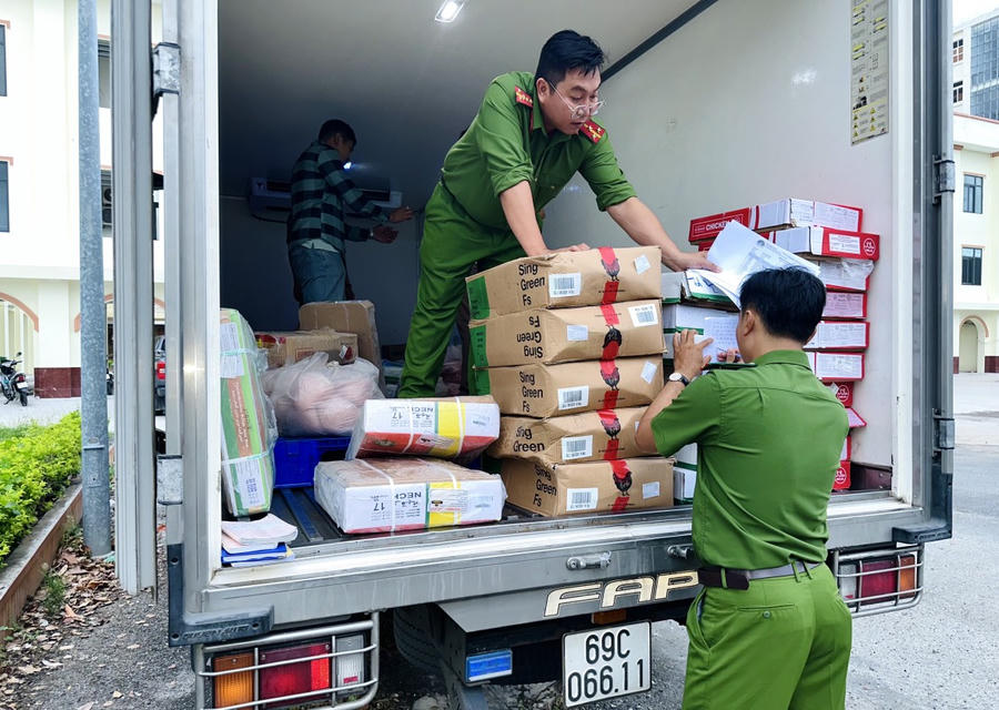 Cảnh sát kinh tế Công an Bạc Liêu đã phát hiện xe tải vận chuyển hơn 750kg thực phẩm đông lạnh không rõ nguồn gốc xuất xứ vào địa bàn Bạc Liêu.