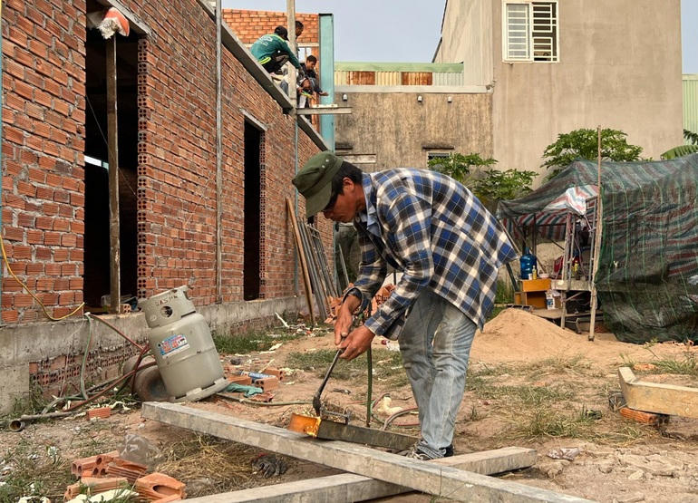 Công trình lớp học miễn phí của thầy Khánh đang được xây dựng, dự kiến khoảng 1 tháng nữa sẽ hoàn thành (Ảnh: Diệp Phan).