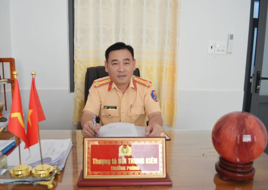 Thượng tá Bùi Trung Kiên – Trưởng phòng Cảnh sát giao thông Công an tỉnh Cà Mau, trao đổi với phóng viên.