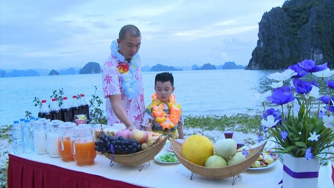 Bàn hoa quả và đồ ăn nhẹ đầy ắp chào mừng các bố con tại đảo Thiên đường.