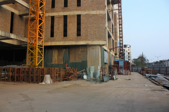 Các trang trang thiết bị, máy móc xếp xỏ, không được sử dụng. Nhiều hạng mục xuống cấp do phơi sương, phơi nắng lâu ngày.