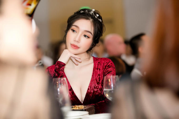 Diện trang phục k&iacute;n đ&aacute;o, Elly Trần vẫn khoe kh&eacute;o số đo gợi cảm