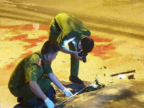 Lực lượng chức năng tiến hành khám nghiệm hiện trường.