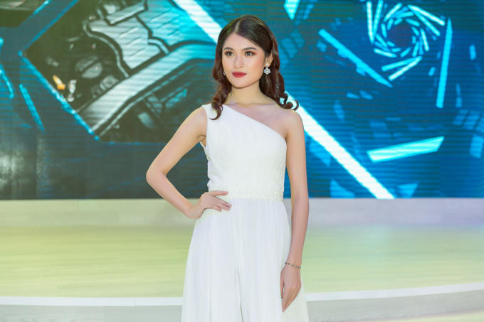 &Aacute; hậu Thuỳ Dung tiếp tục lấn s&acirc;n vai tr&ograve; MC song ngữ