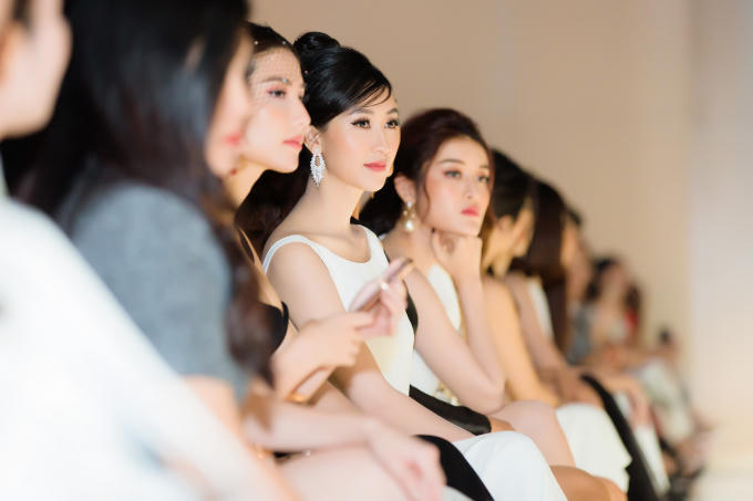 Á hậu Hà Thu bất ngờ “thăng hạng nhan sắc”, khoe vẻ đẹp mong manh sương khói tại show diễn thời trang