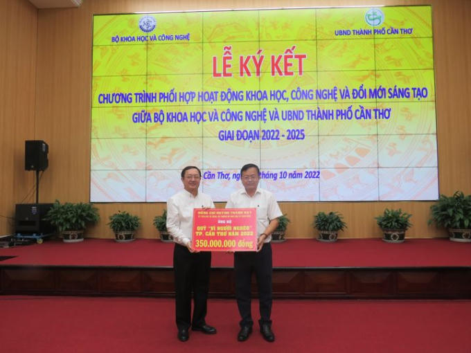 Bộ trưởng Bộ KH&CN ủng hộ 350 triệu đồng cho quỹ